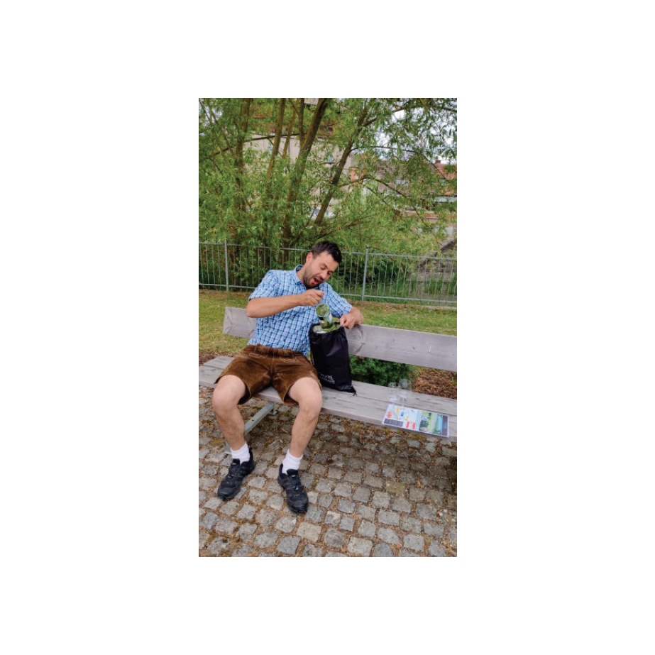 Picknickrucksack mit Wein und Gebäck